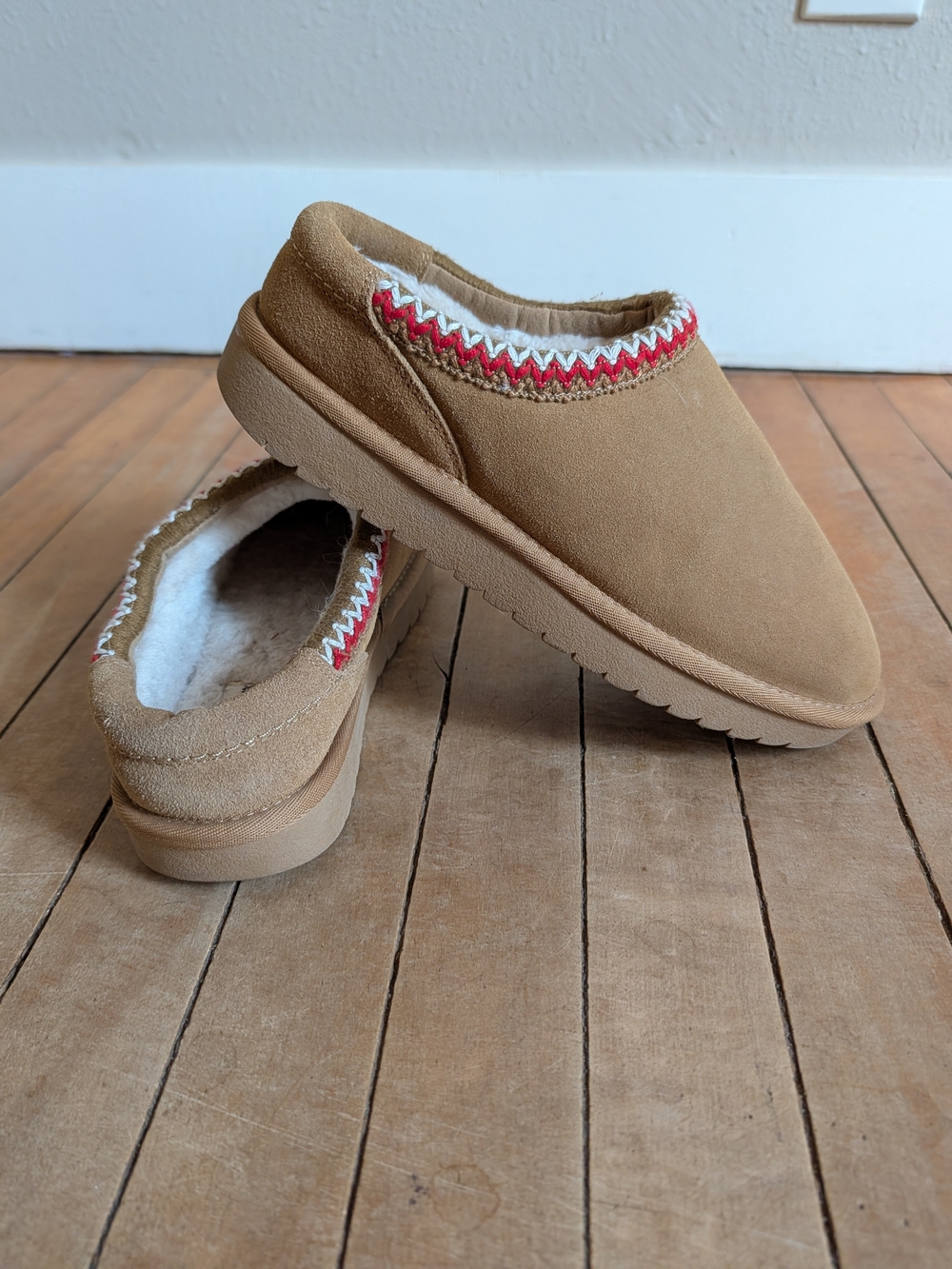 Chestnut Slip-On Fleece-Lined Women's Slippers with Red Trim